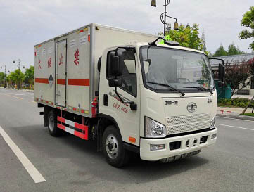程力威牌CLW5040XZWC6雜項(xiàng)危險(xiǎn)物品廂式運(yùn)輸車公告圖片