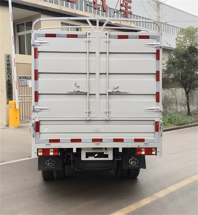 長(zhǎng)安牌SC5034CCYFRD6B1NG倉(cāng)柵式運(yùn)輸車公告圖片