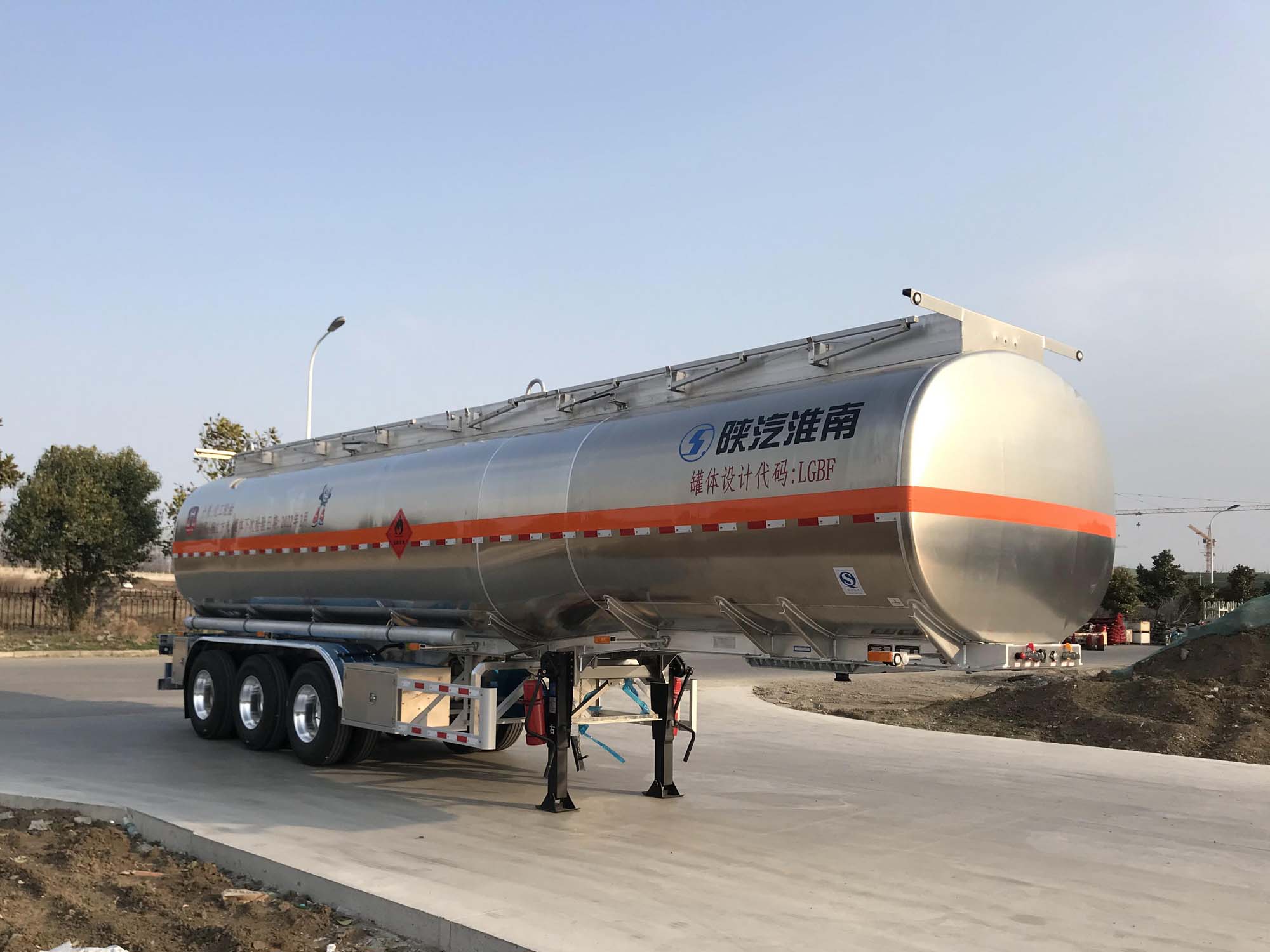 陕汽牌11.6米34吨3轴铝合金易燃液体罐式运输半挂车(SHN9400GRYP460)