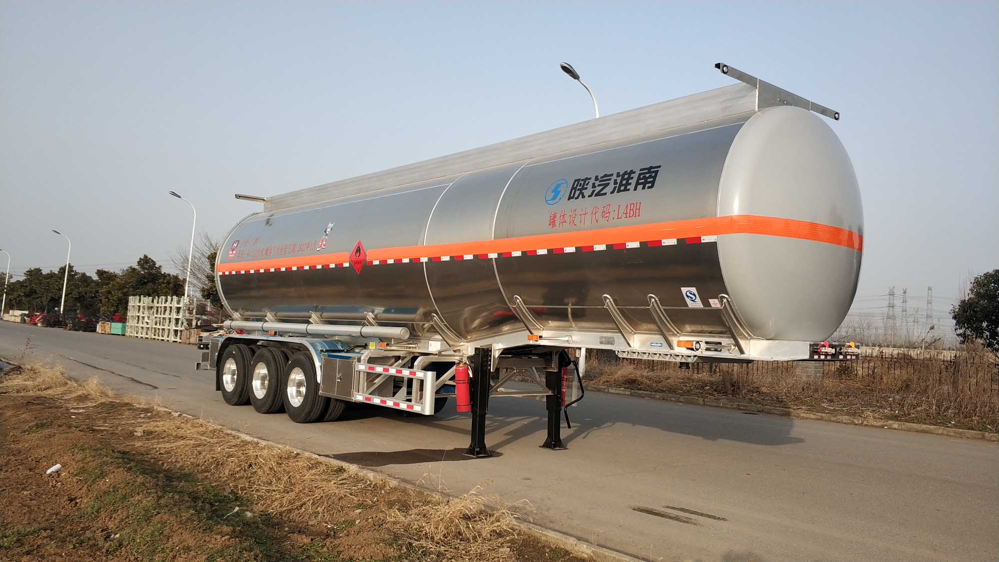 陕汽牌12.2米34吨3轴铝合金易燃液体罐式运输半挂车(SHN9400GRYP4451)