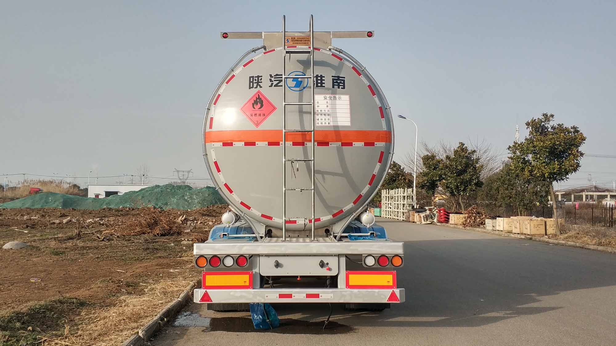 陕汽牌SHN9400GRYP4451铝合金易燃液体罐式运输半挂车公告图片