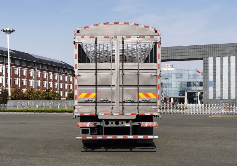 汕德卡牌ZZ5186CCQK501GF1畜禽運(yùn)輸車(chē)公告圖片