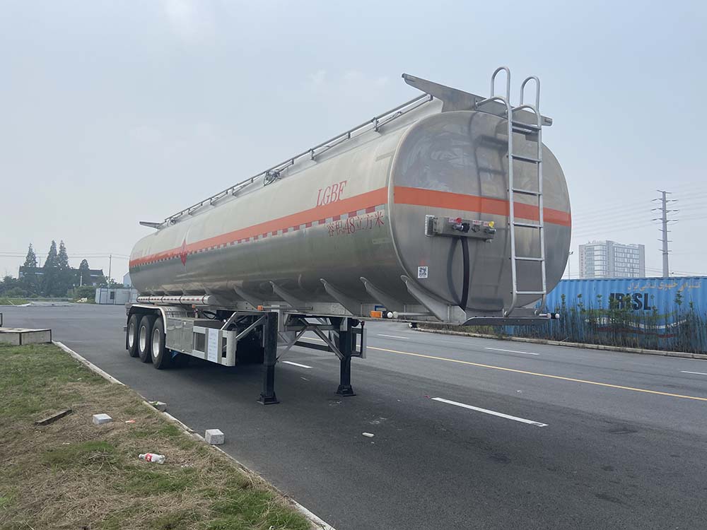 中城通达牌12.7米33.5吨3轴铝合金运油半挂车(CLE9407GYYTD2)