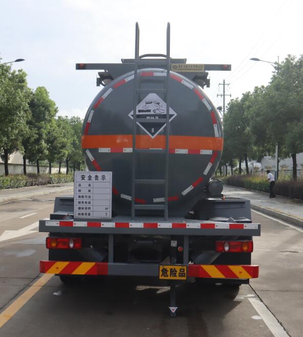 中汽力威牌HLW5261GFWDF6腐蝕性物品罐式運(yùn)輸車公告圖片