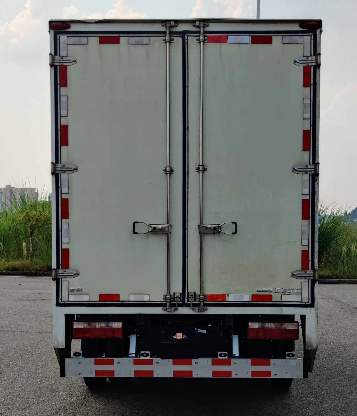 江淮牌HFC5043XXYEV1N純電動(dòng)廂式運(yùn)輸車公告圖片