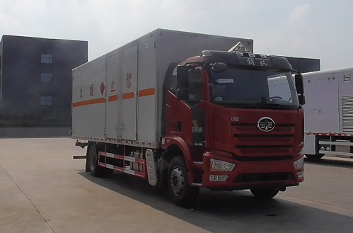 程力威牌CLW5181XRYC6易燃液體廂式運輸車公告圖片