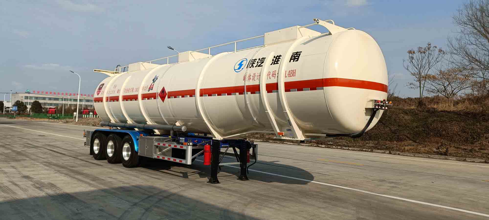 陕汽牌12.3米32.9吨3轴易燃液体罐式运输半挂车(SHN9400GRYP410)