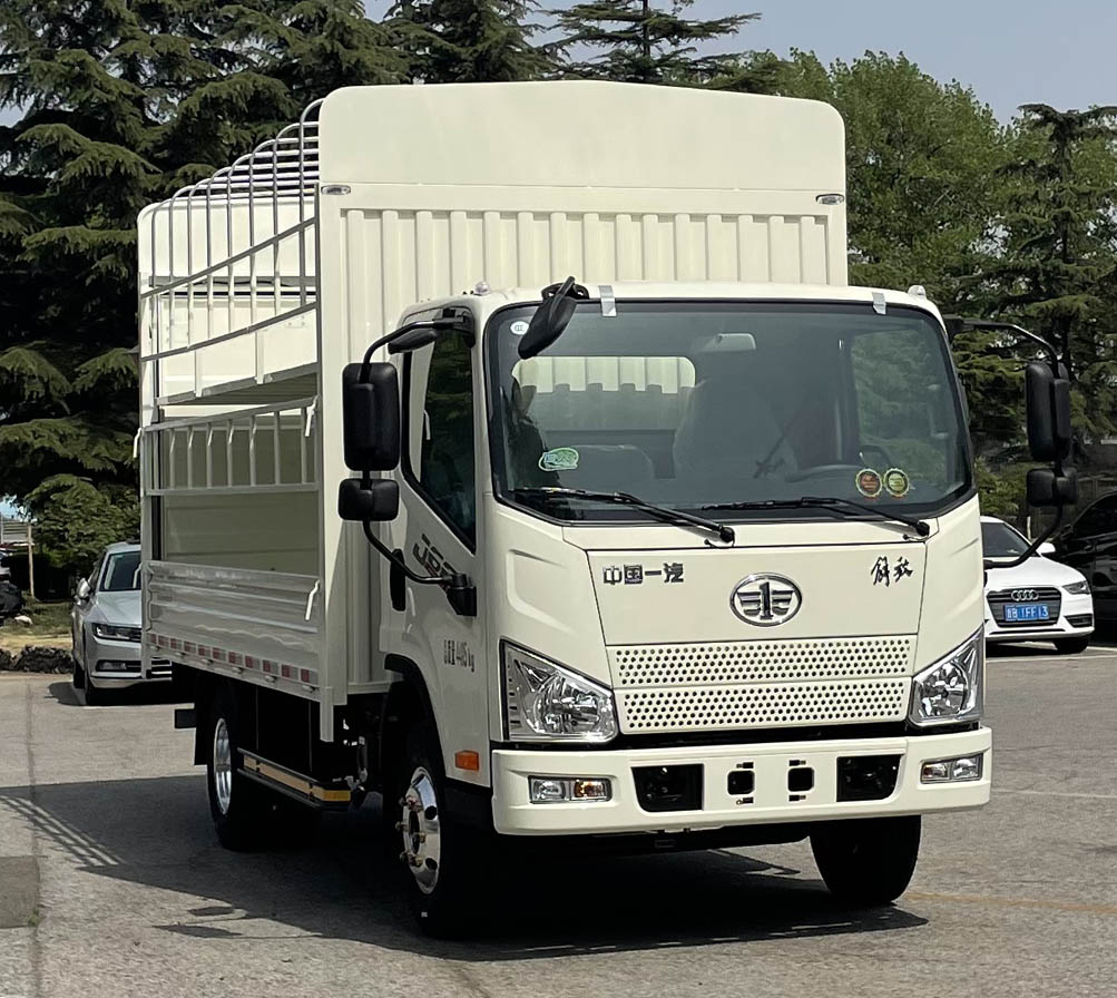 解放牌CA5044CCYP40K56L2E6A84倉柵式運(yùn)輸車公告圖片