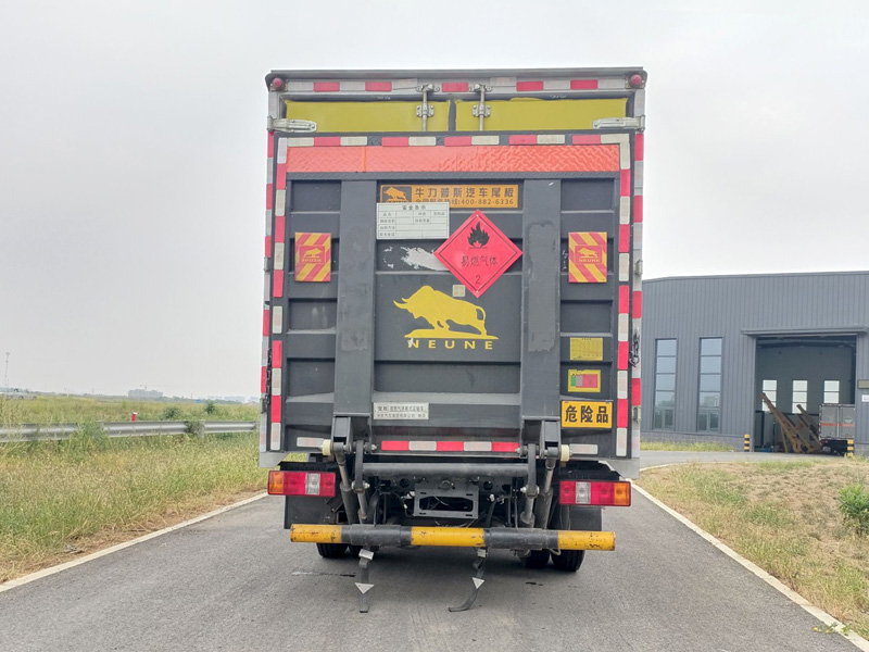 楚勝牌CSC5040XRQJW6易燃?xì)怏w廂式運(yùn)輸車(chē)公告圖片