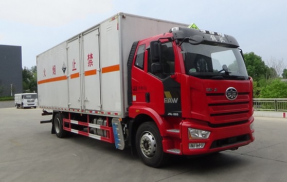 程力威牌CLW5181XFWCDP腐蝕性物品廂式運(yùn)輸車公告圖片