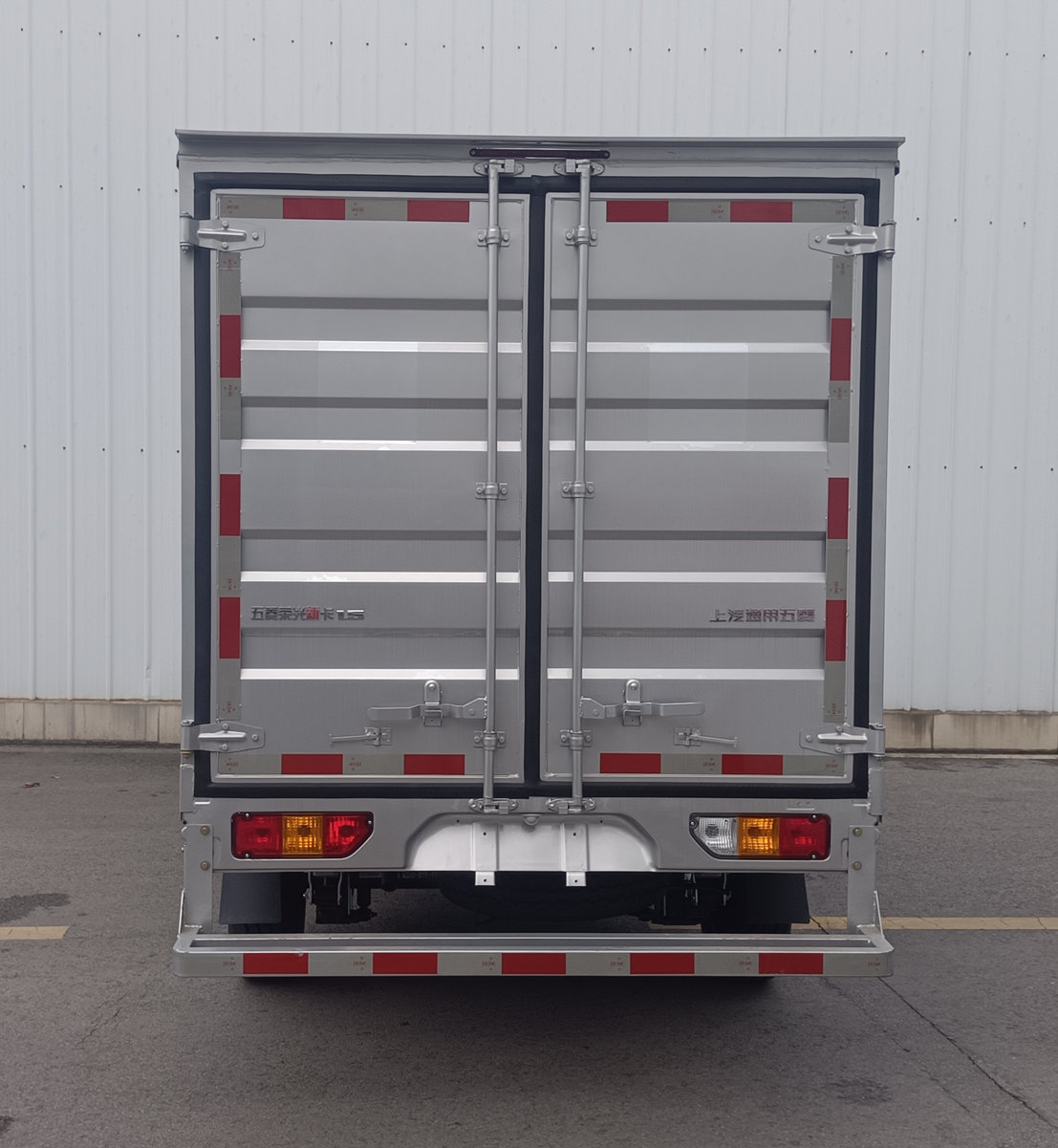 五菱牌LZW5028XXYEQU廂式運(yùn)輸車公告圖片