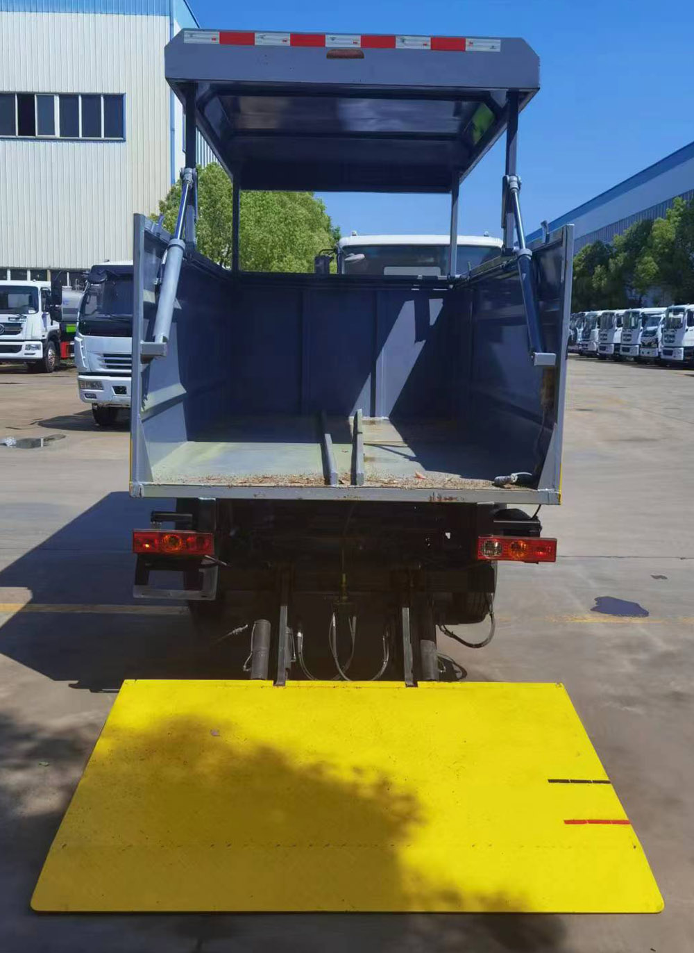 程力威牌CLW5030XTYBHE密閉式桶裝垃圾車公告圖片