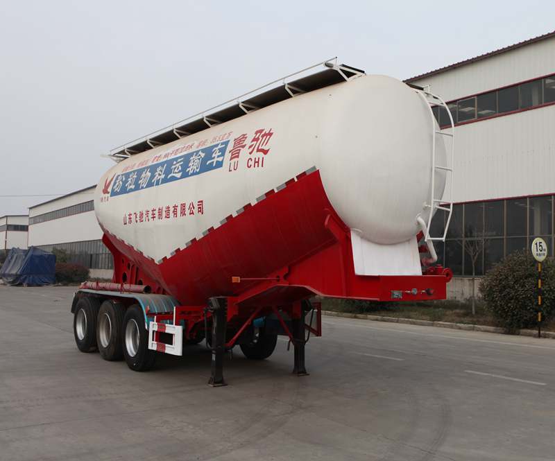 鲁驰牌8.4米32.8吨3轴中密度粉粒物料运输半挂车(LC9406GFLA)