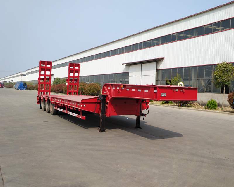 鲁驰牌13.8米30.4吨3轴低平板半挂车(LC9402TDPA)