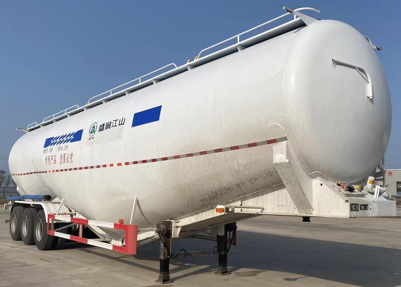 丰社牌13.8米26.1吨3轴低密度粉粒物料运输半挂车(NJW9401GFL)