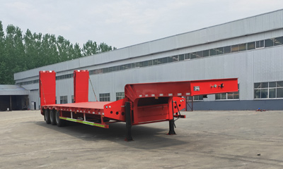 梁昌牌13.8米32.2吨3轴低平板半挂车(YLV9402TDP)