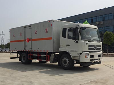 程力威牌CLW5180XRYD6易燃液体厢式运输车公告图片