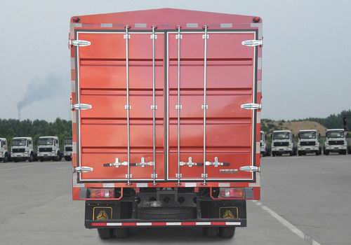 豪沃牌ZZ5117CCYG3815F112倉柵式運(yùn)輸車公告圖片