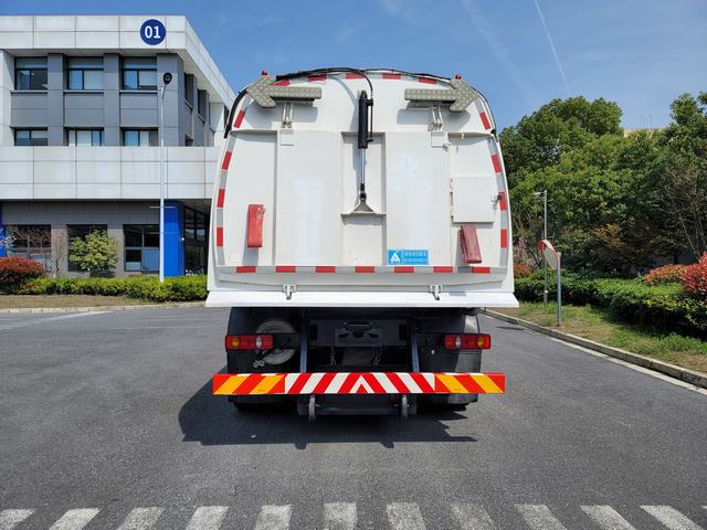 三力牌CGJ5180TSLDFBEV纯电动扫路车公告图片