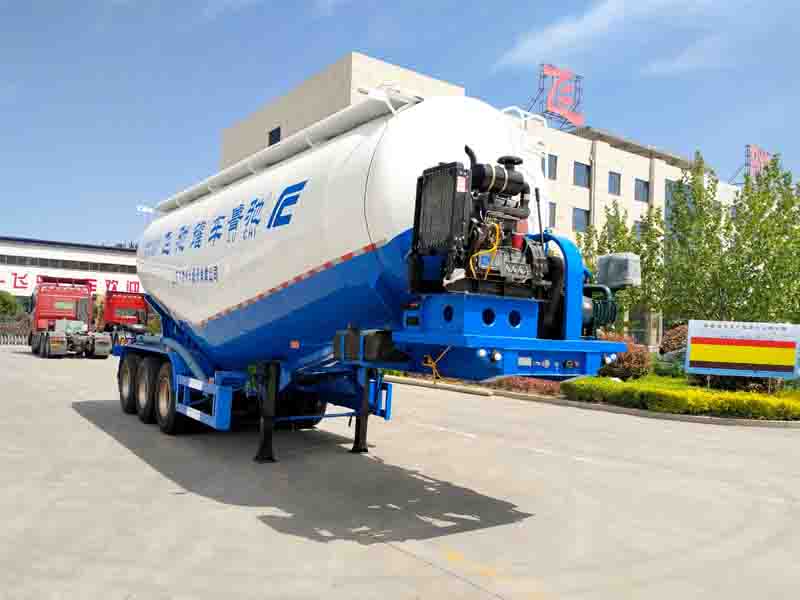鲁驰牌10.3米32.5吨3轴中密度粉粒物料运输半挂车(LC9407GFLA)