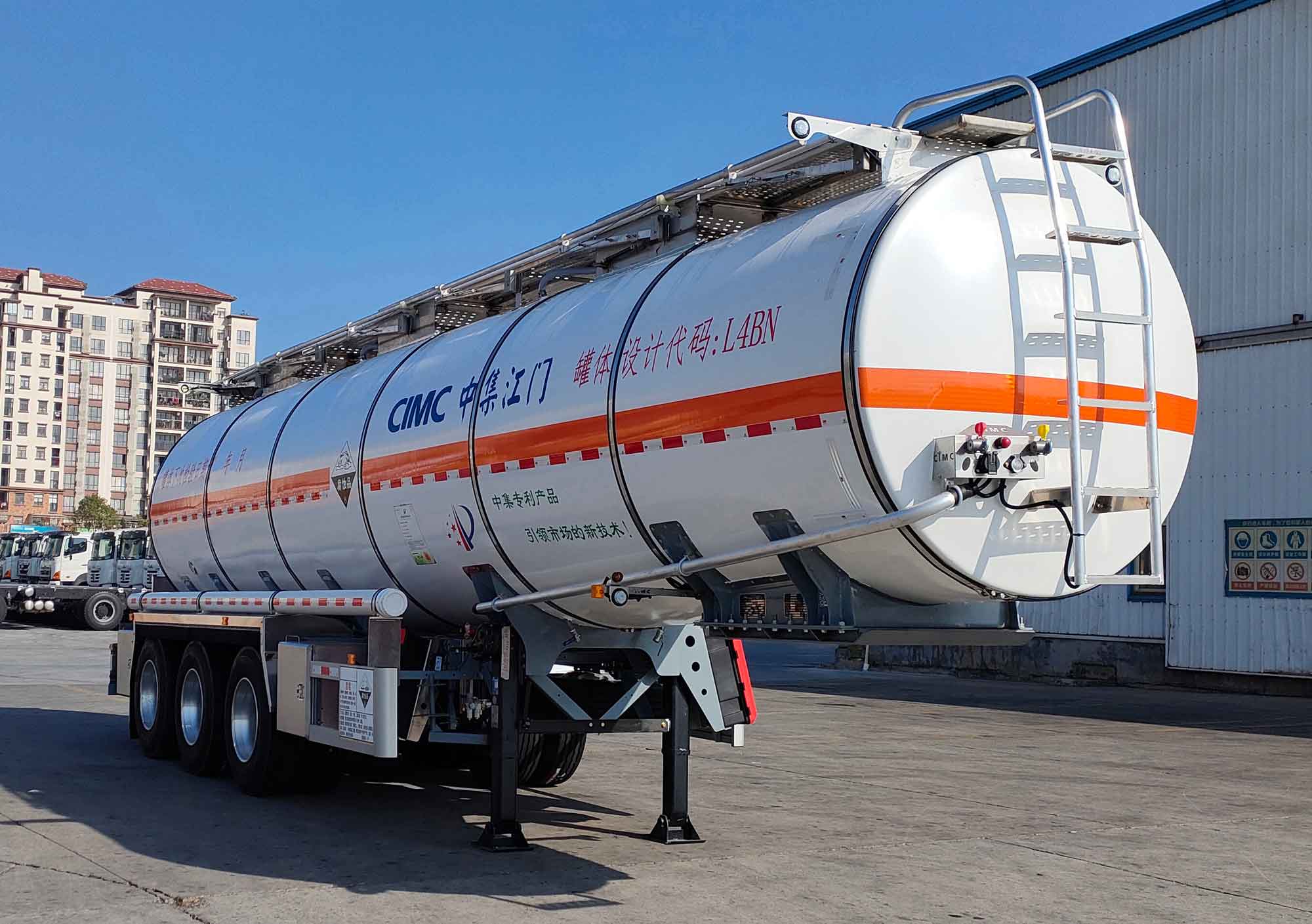 中集牌11.1米32.8吨3轴腐蚀性物品罐式运输半挂车(ZJV9406GFWJM)
