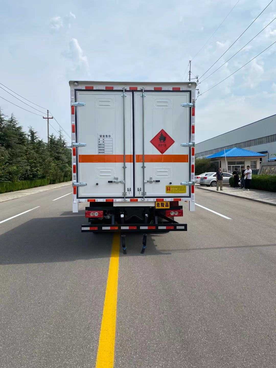 鴻星達(dá)牌SJR5100XRQ-6易燃?xì)怏w廂式運(yùn)輸車公告圖片