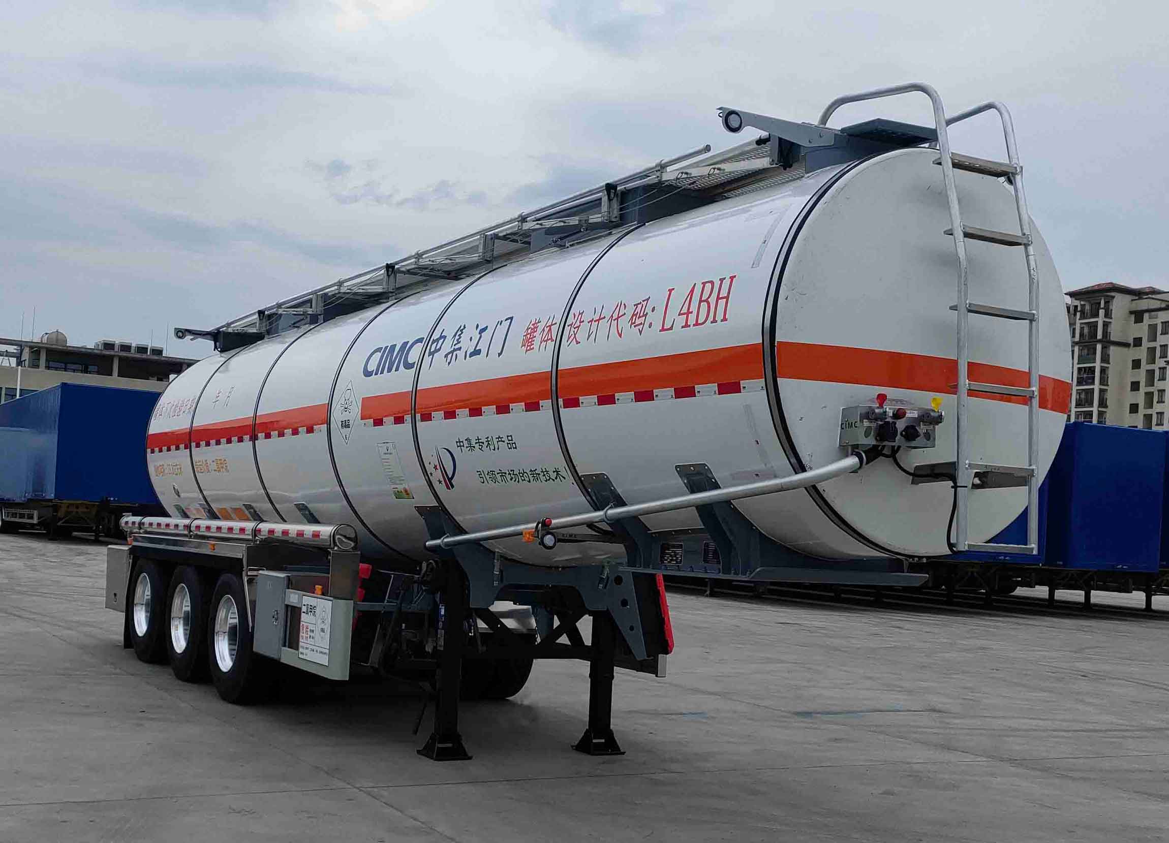 中集牌10.9米32.3吨3轴毒性和感染性物品罐式运输半挂车(ZJV9405GDGJM)