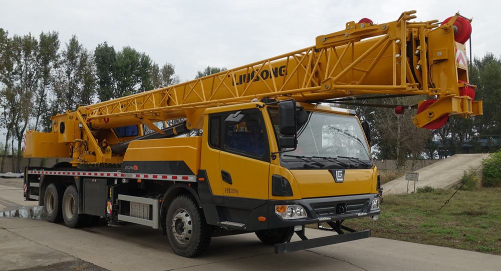 柳工牌CLG5326JQZ25汽車起重機公告圖片