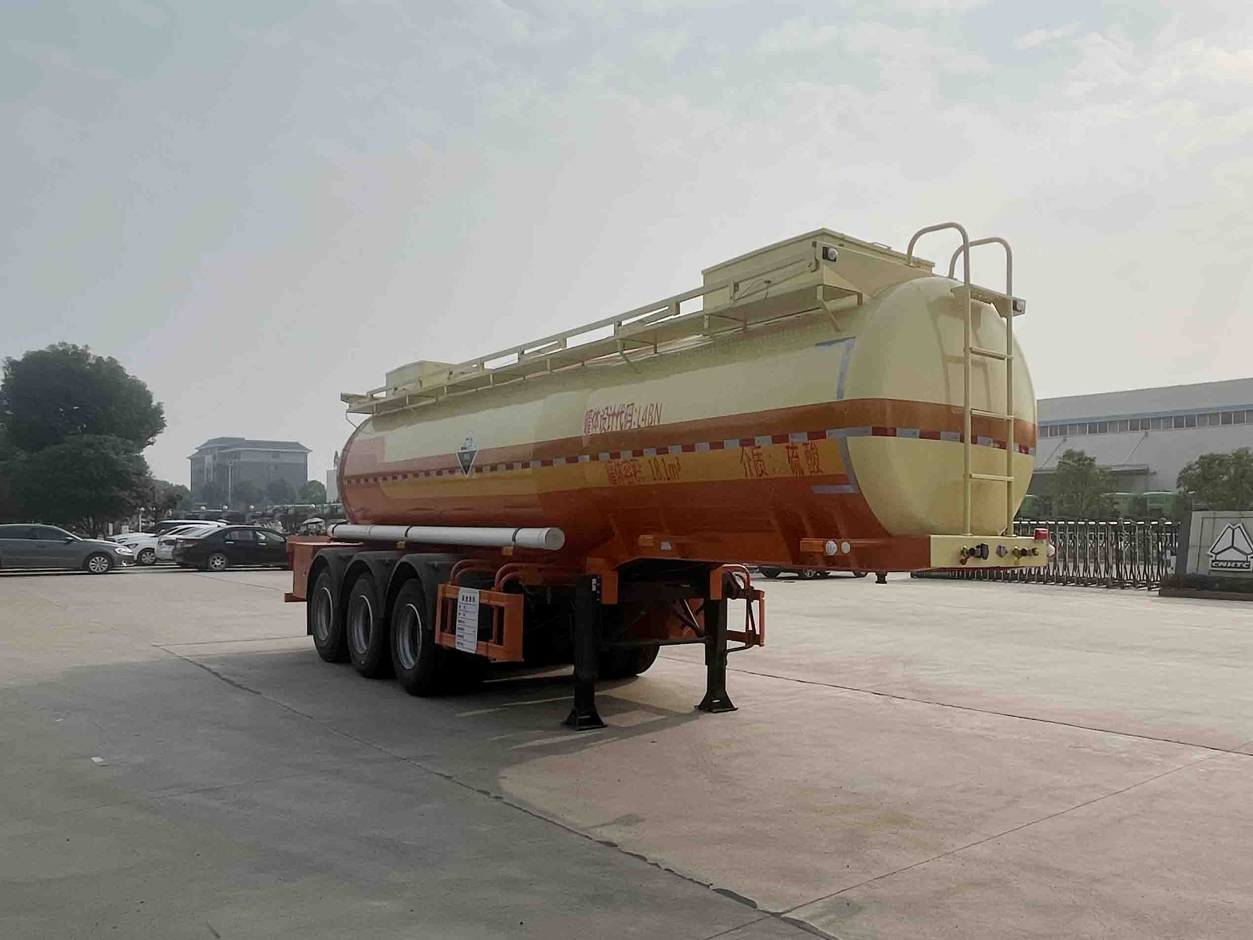 华威驰乐牌9.9米31.8吨3轴腐蚀性物品罐式运输半挂车(SGZ9403GFW)
