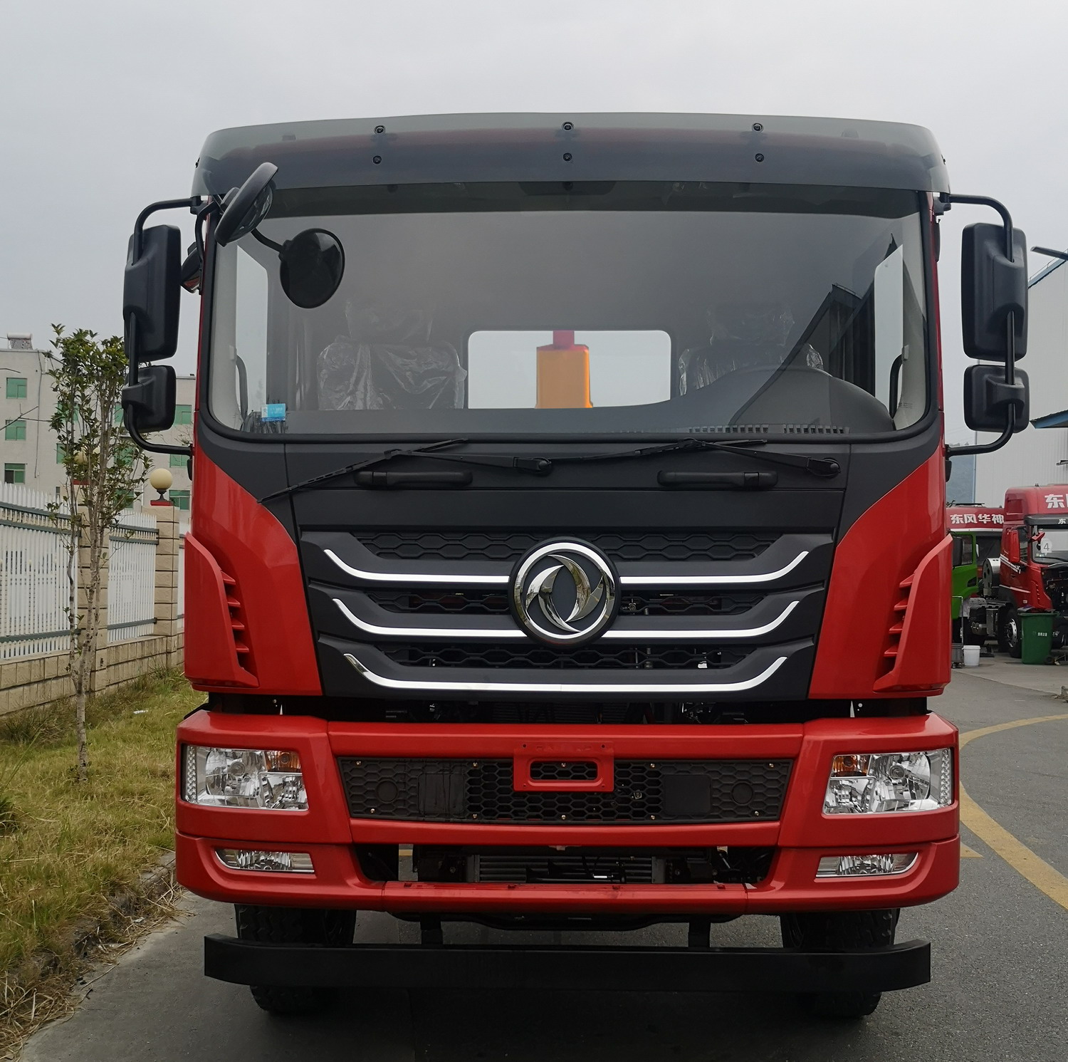 東風(fēng)牌EQ5180ZXXL6D車廂可卸式垃圾車公告圖片