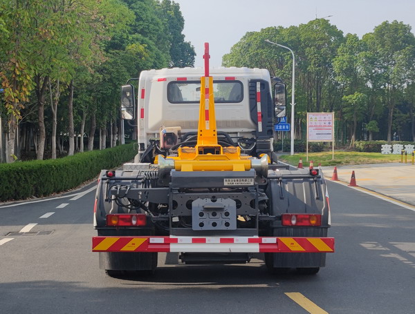 東風(fēng)牌EQ5180ZXXL6D車廂可卸式垃圾車公告圖片