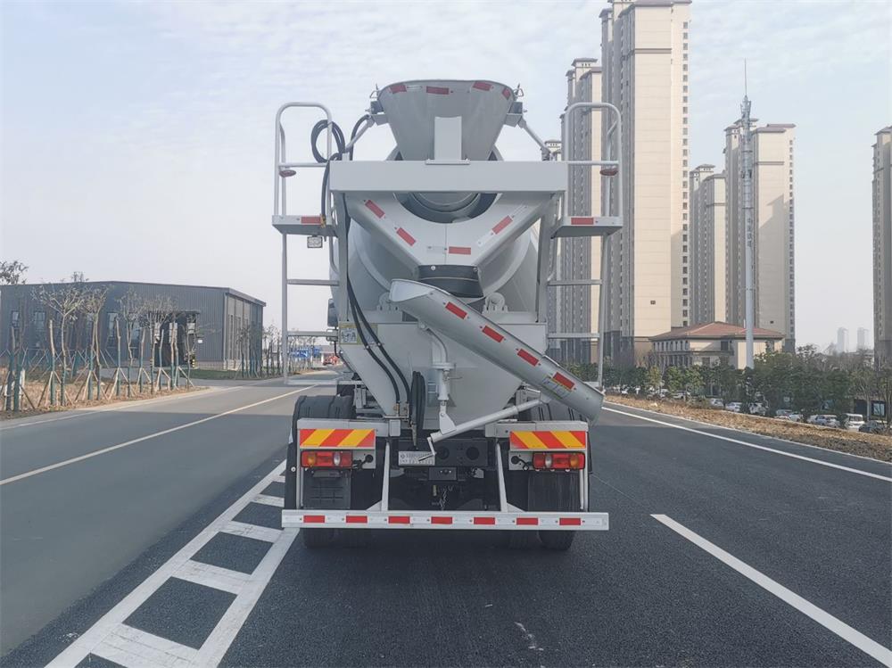 東風(fēng)牌DFZ5181GJBSZ6D混凝土攪拌運(yùn)輸車公告圖片