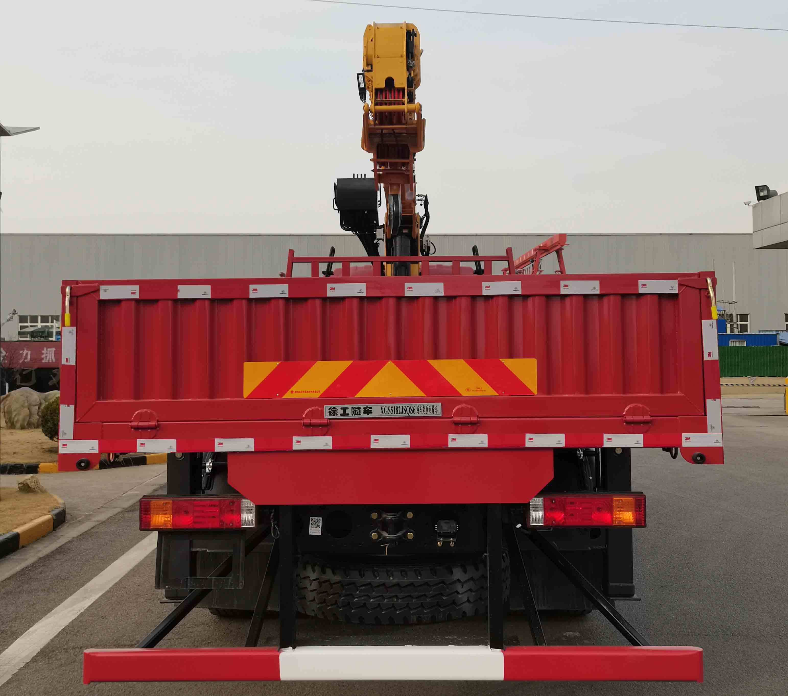 徐工牌XGS5182JSQS6隨車(chē)起重運(yùn)輸車(chē)公告圖片