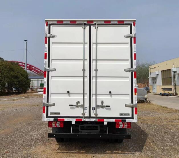 宇通牌ZKH5045XXYBEV5純電動廂式運(yùn)輸車公告圖片