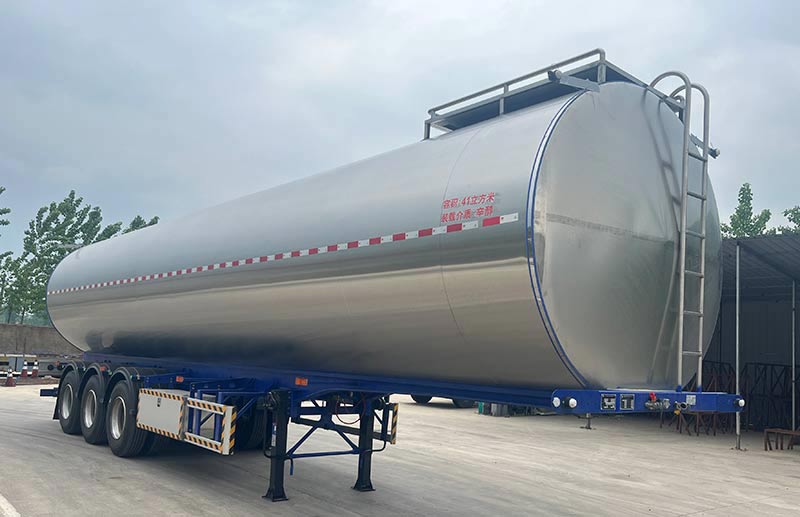 鑫凯达牌12.3米31.8吨3轴普通液体运输半挂车(DLZ9400GPG)