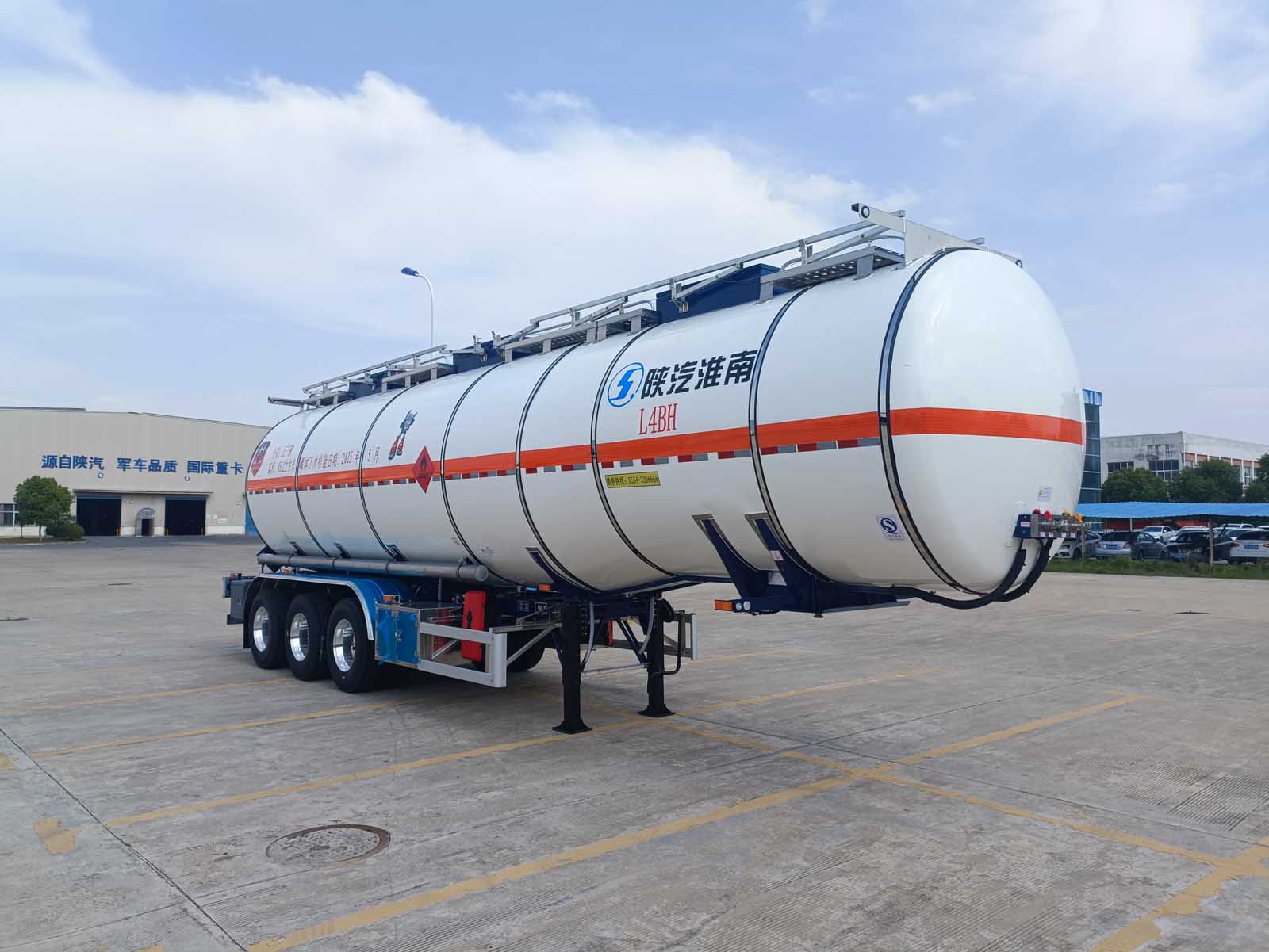 陕汽牌11.9米32.2吨3轴易燃液体罐式运输半挂车(SHN9400GRYP452)