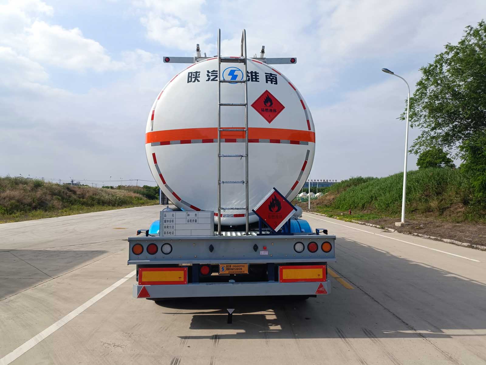 陕汽牌SHN9400GRYP452易燃液体罐式运输半挂车公告图片