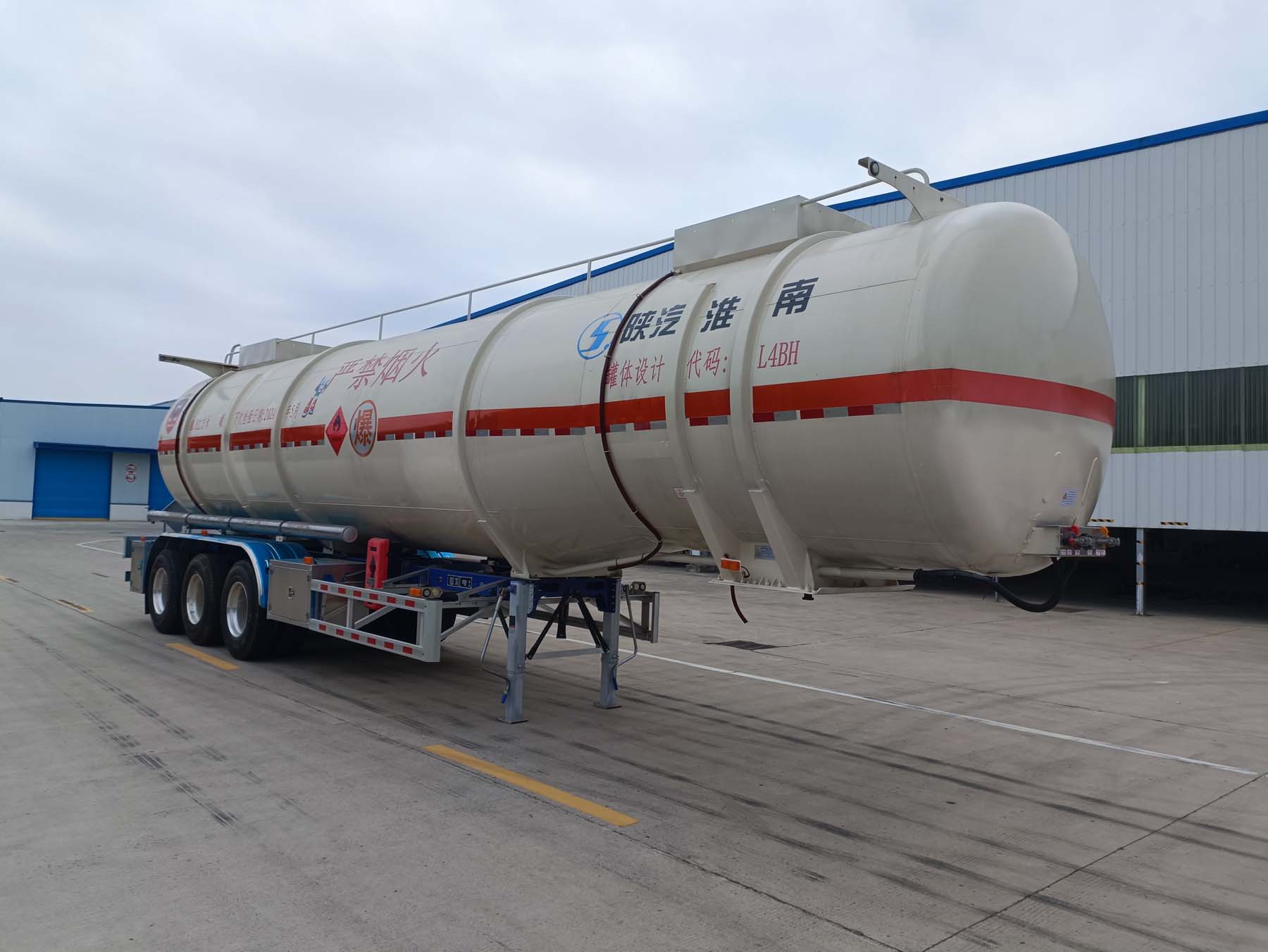 陕汽牌12.6米33吨3轴易燃液体罐式运输半挂车(SHN9400GRYP488)