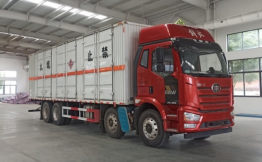 程力威牌CLW5320XRGCDP易燃固体厢式运输车公告图片