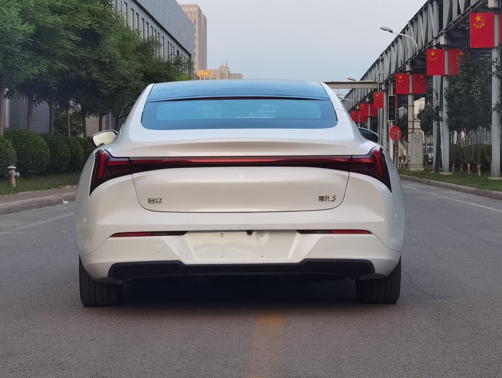 哪吒牌THZ7000BEVS407纯电动轿车公告图片