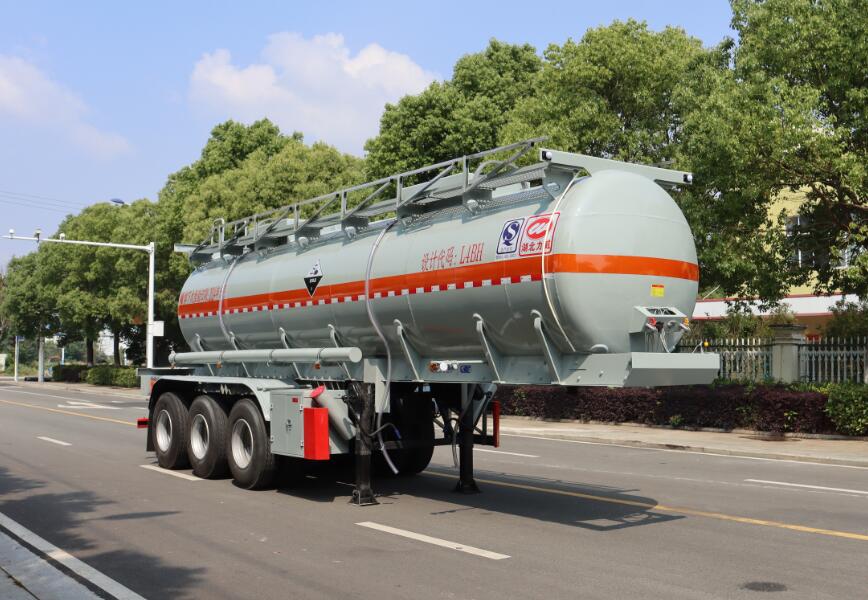 中汽力威牌10.3米32.2吨3轴腐蚀性物品罐式运输半挂车(HLW9407GFWC)