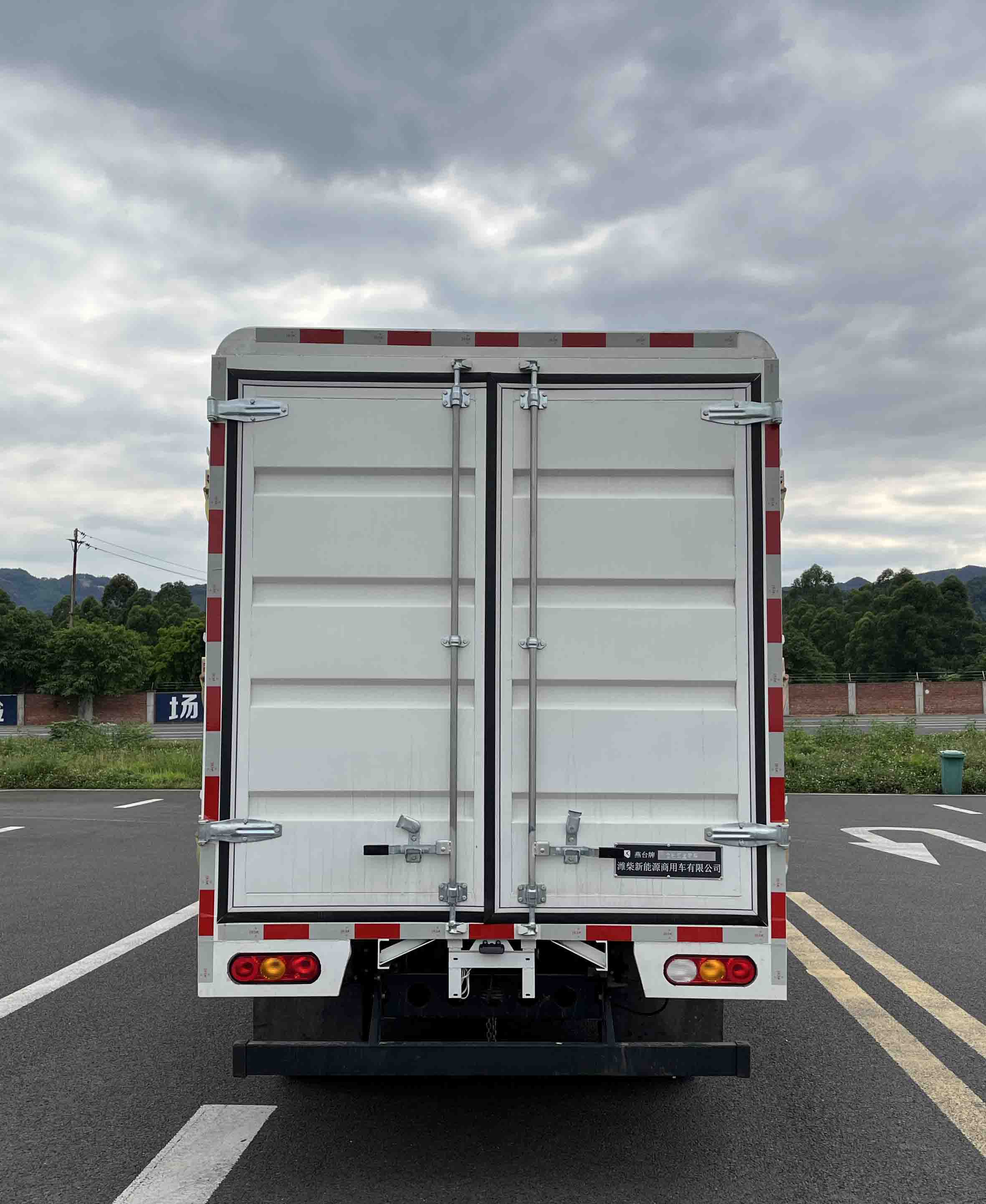 燕臺牌YTQ5041CCYPG335倉柵式運(yùn)輸車公告圖片