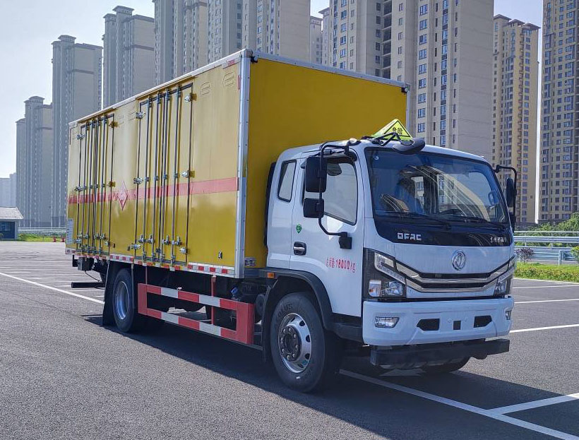 順風(fēng)智造牌SFZ5180XRYE6易燃液體廂式運(yùn)輸車公告圖片