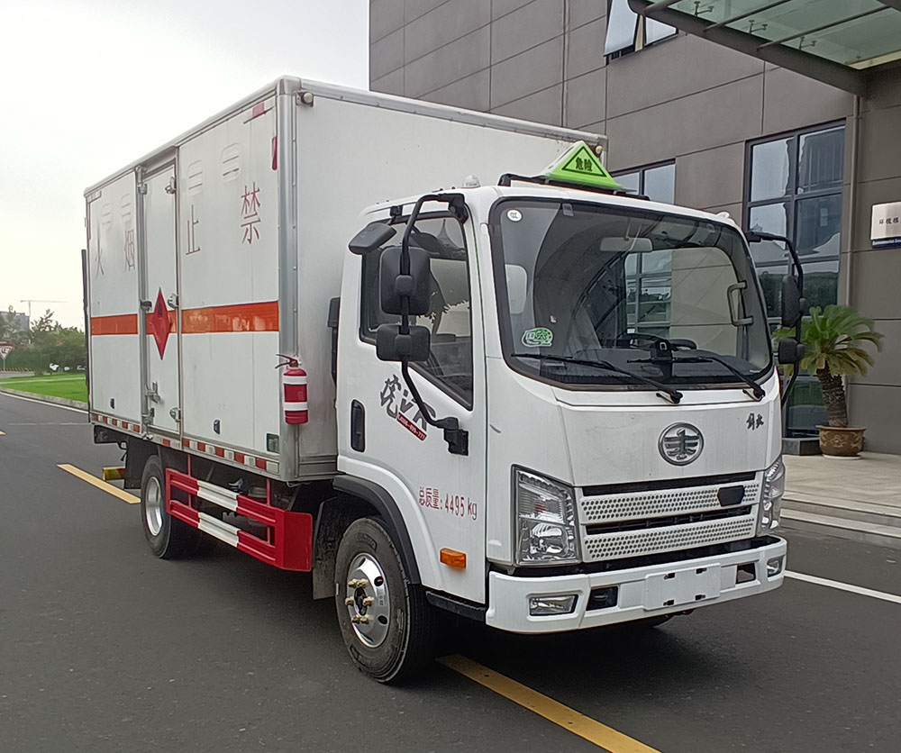 同銳通牌CAA5041XRQC6易燃?xì)怏w廂式運(yùn)輸車公告圖片