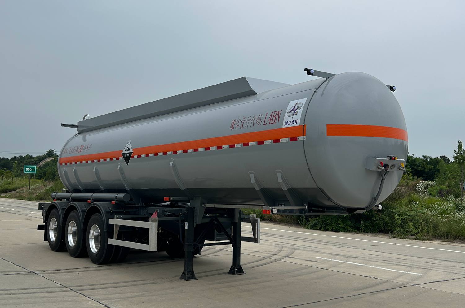 齐星牌11米33吨3轴腐蚀性物品罐式运输半挂车(QXC9402GFW)
