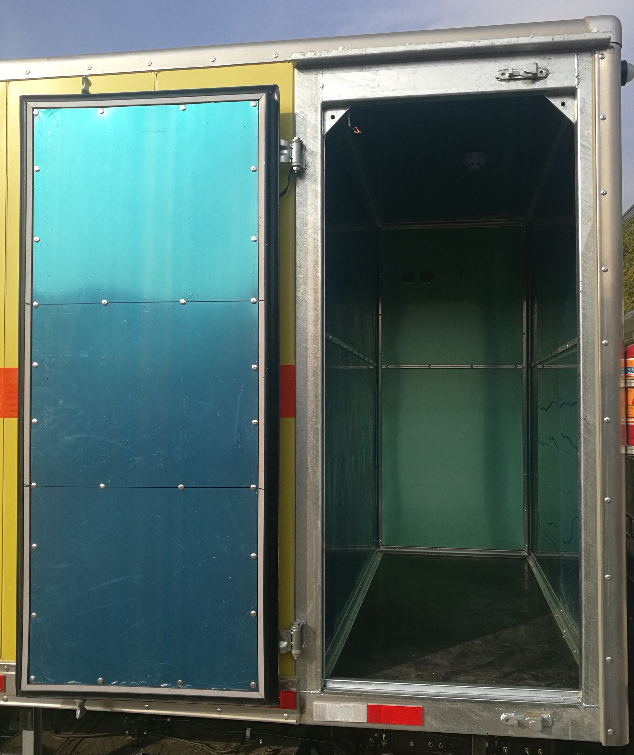 路捷順牌ULC5070XQYE6爆破器材運(yùn)輸車(chē)公告圖片