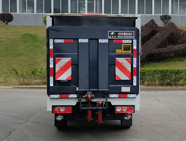福龙马牌FLM5030XTYNJ6密闭式桶装垃圾车公告图片