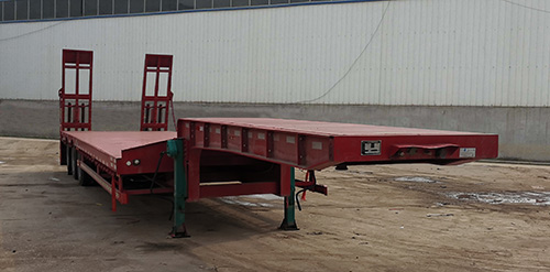 鲁运达牌13.8米32.2吨3轴低平板半挂车(JCA9402TDP)