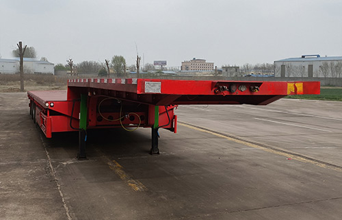 翼翔通牌13.8米33.8吨3轴低平板半挂车(QAT9400TDP)