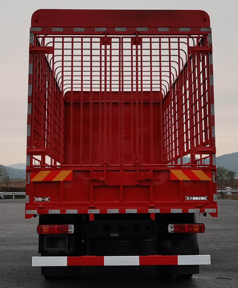 解放牌CA5180CCQP28K8L2E6A90畜禽運(yùn)輸車(chē)公告圖片